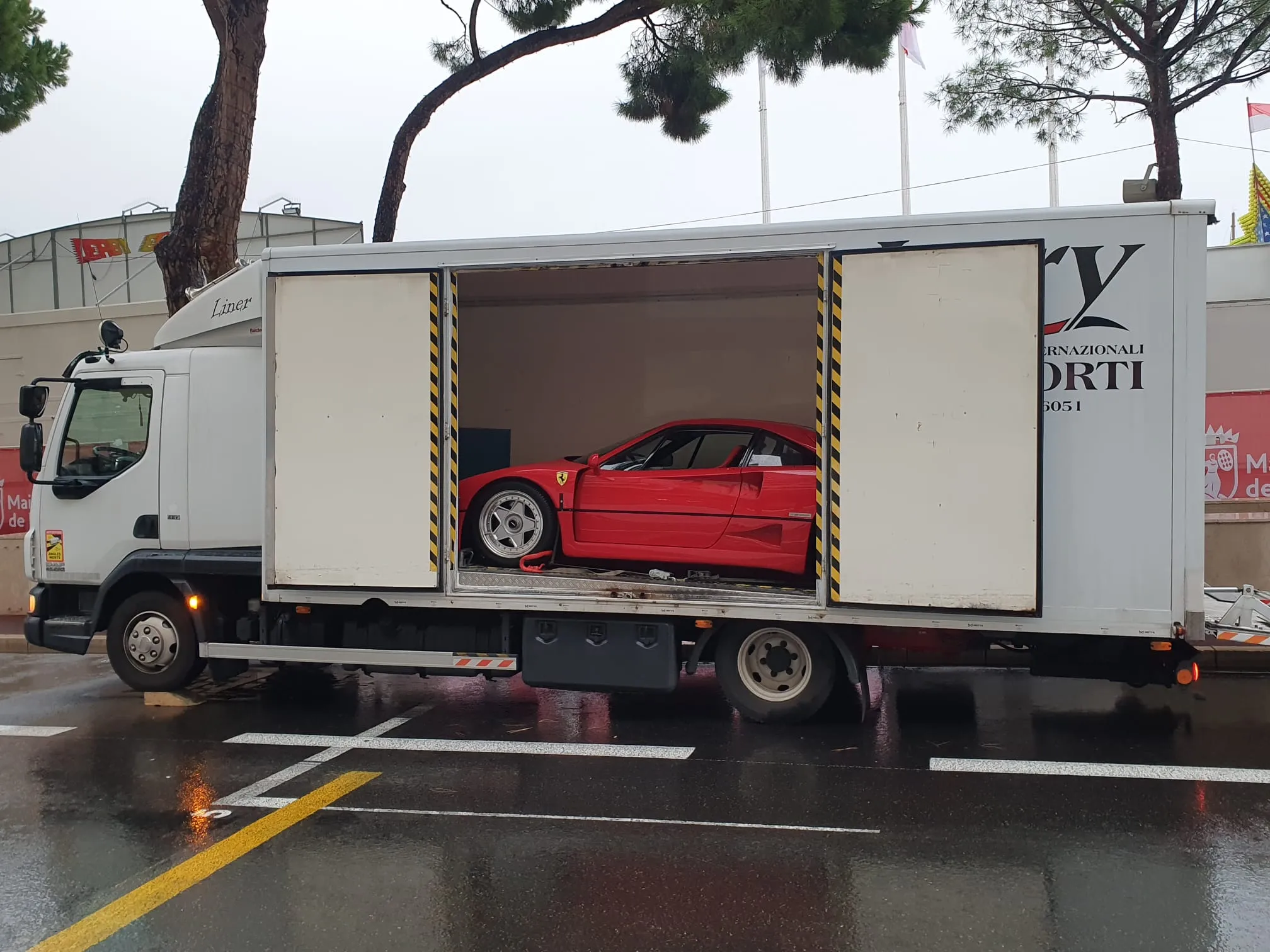 Ferrari F40 vista dall’esterno nel furgonato Lory