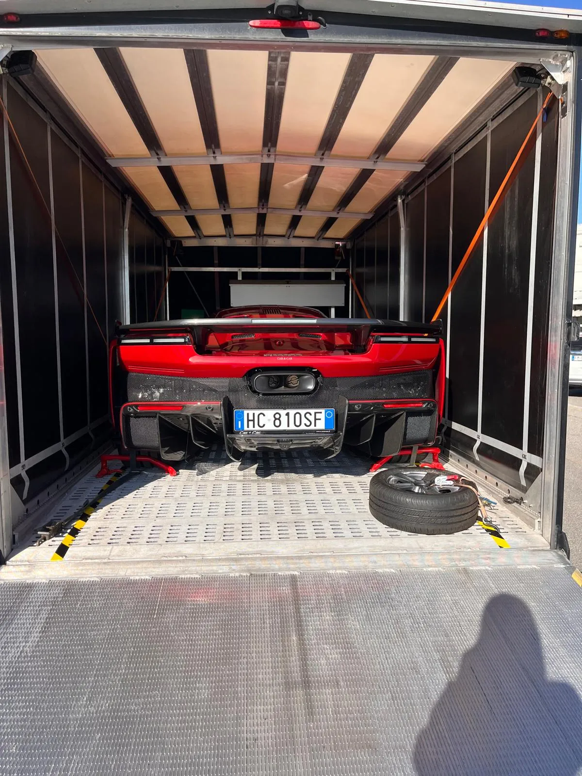 Ferrari SF90 rossa vista dal posteriore nella bisarca Lory