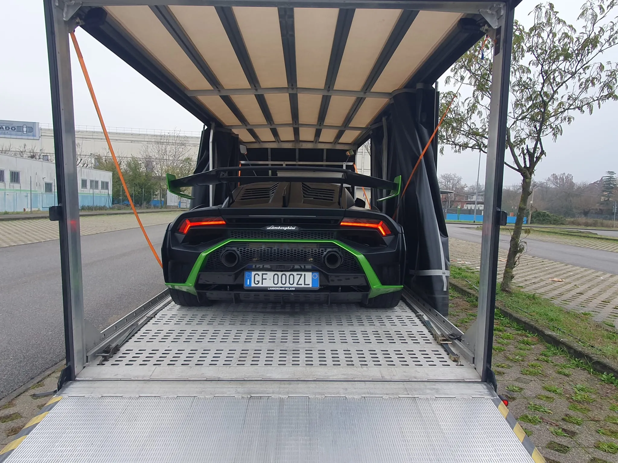 Huracán STO nera con dettagli verde acid al posteriore nella bisarca