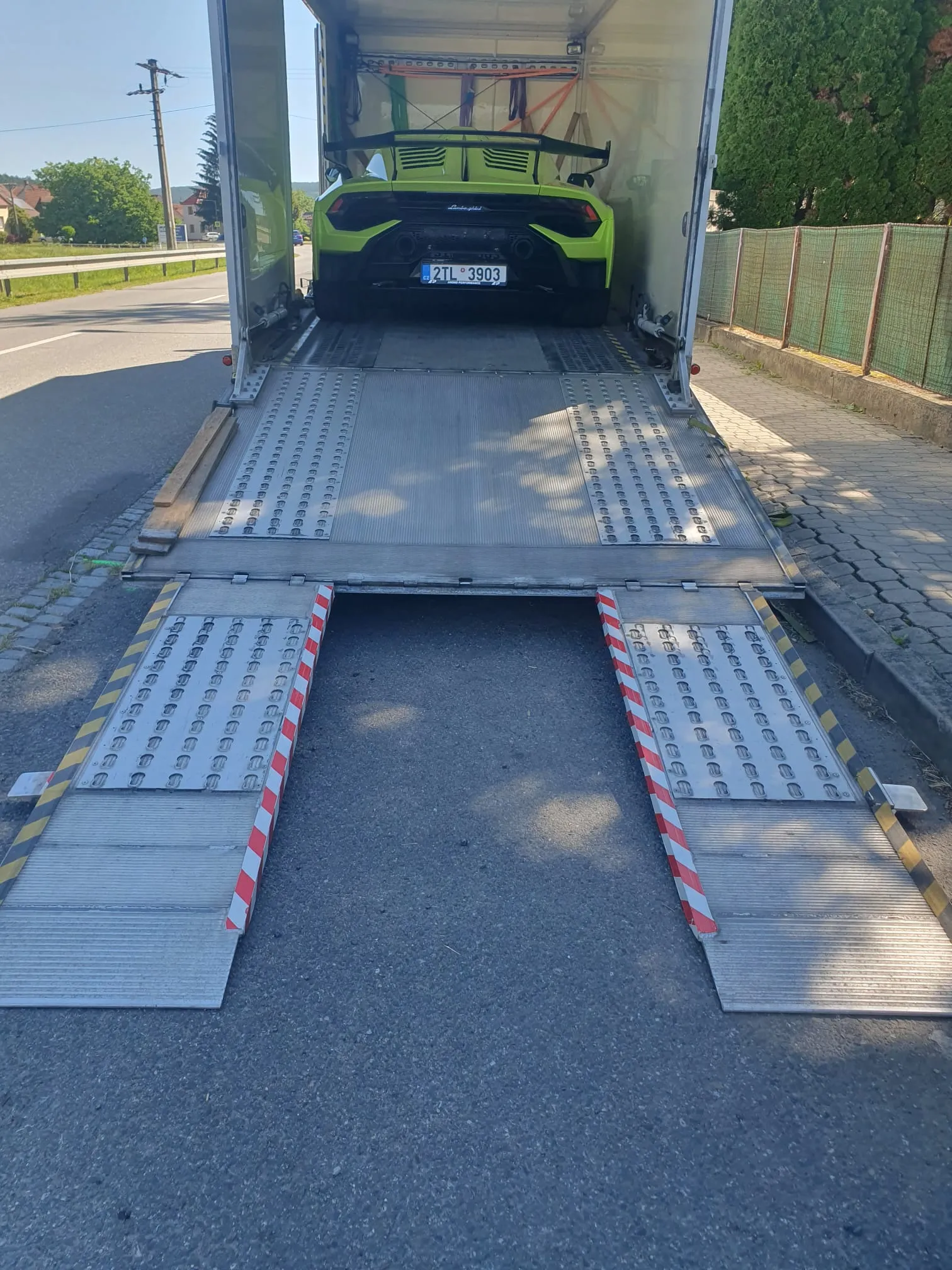 Huracán STO verde lime sulla rampa del furgone Lory